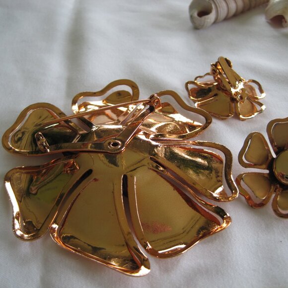 Set of 2 Vintage Ladies Brooches w/Matching Clip Earrings - Picture 5 of 8